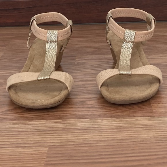 NWOB Alfani Step N Flex Voyage Wedge Sandals Size 6 Champagne T-Strap - Picture 4 of 7